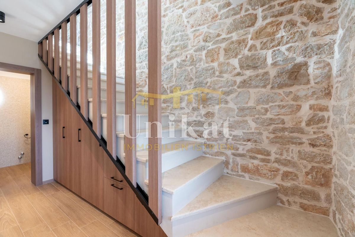 Renovirana kamnita hiša s bazenom